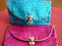 COSMETIQUERO EN SATIN BORDADO 2 COMPARTIMIENTOS. $1.000.